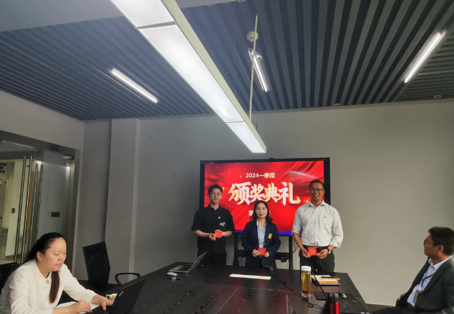 yp街机风管销售中心员工一季度颁奖