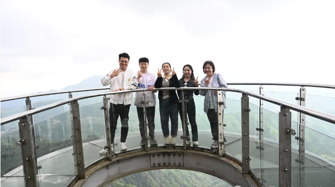 yp街机风管销售中心员工在安徽明堂山景区照片